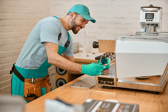 Servisný technik opravuje tabletop kávovar